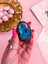 Load image into Gallery viewer, Labradorite Palmstone 002