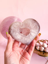 Load image into Gallery viewer, Agate Heart on Golden Stand 004

