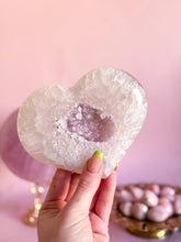 Load image into Gallery viewer, Agate Heart on Golden Stand 014

