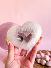 Load image into Gallery viewer, Agate Heart on Golden Stand 001
