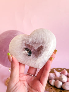 Agate Heart on Golden Stand 001