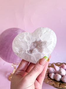 Agate Heart on Golden Stand 007