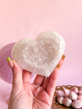Load image into Gallery viewer, Agate Heart on Golden Stand 005
