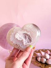 Load image into Gallery viewer, Agate Heart on Golden Stand 008
