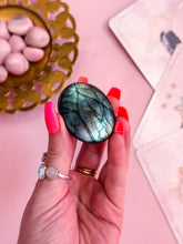Load image into Gallery viewer, Labradorite Palmstone 001
