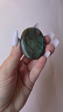 Load and play video in Gallery viewer, Labradorite Palmstone 001
