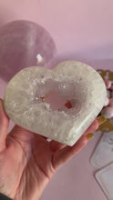 Load and play video in Gallery viewer, Agate Heart on Golden Stand 009
