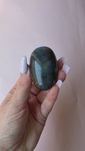 Load and play video in Gallery viewer, Labradorite Palmstone 002
