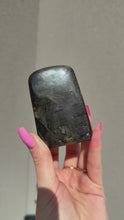 Load and play video in Gallery viewer, Labradorite Freeform 010
