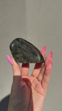 Load and play video in Gallery viewer, Labradorite Freeform 008
